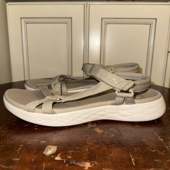 Skechers Goga Max Gen 5 Women's Sandal Size 11 SN 15316 Natural/Tan Hook & Loop - Picture 4 of 11